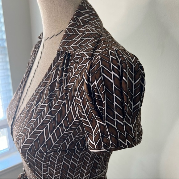 BCBGMaxAzria Wrap Midi Dress size XS cap pleated sleeves chevron modern print - Picture 3 of 10